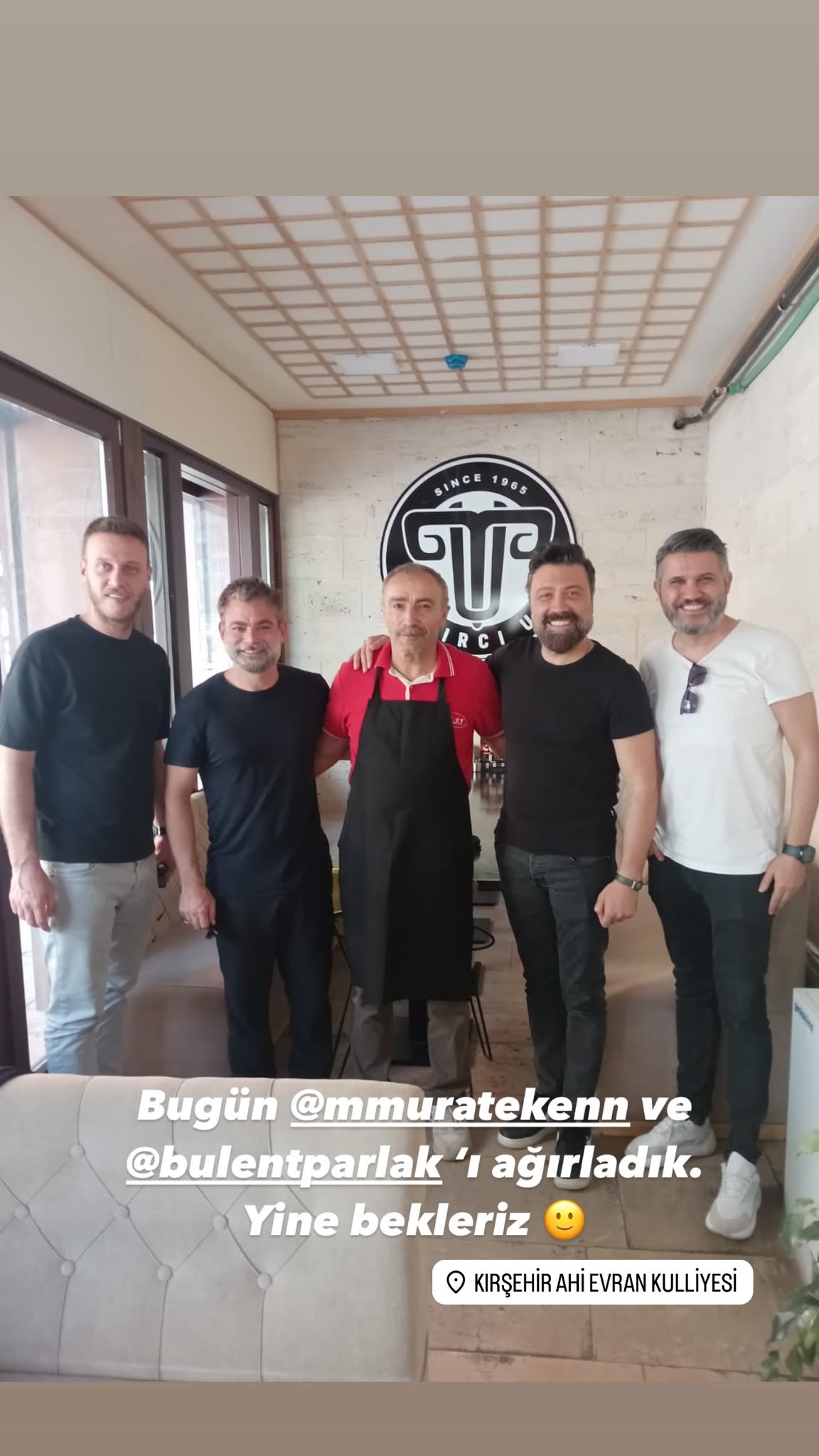 Tandırcı Usta ziyaretçileriyle hatıra fotoğrafı